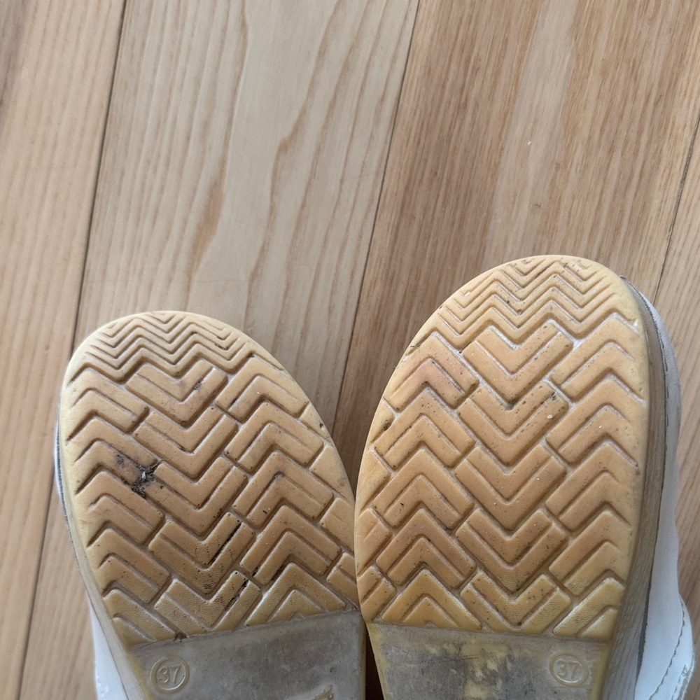 White Leather Dansko Clogs | Clean Classic Aesthetic | Size 37 - Picture 11 of 11